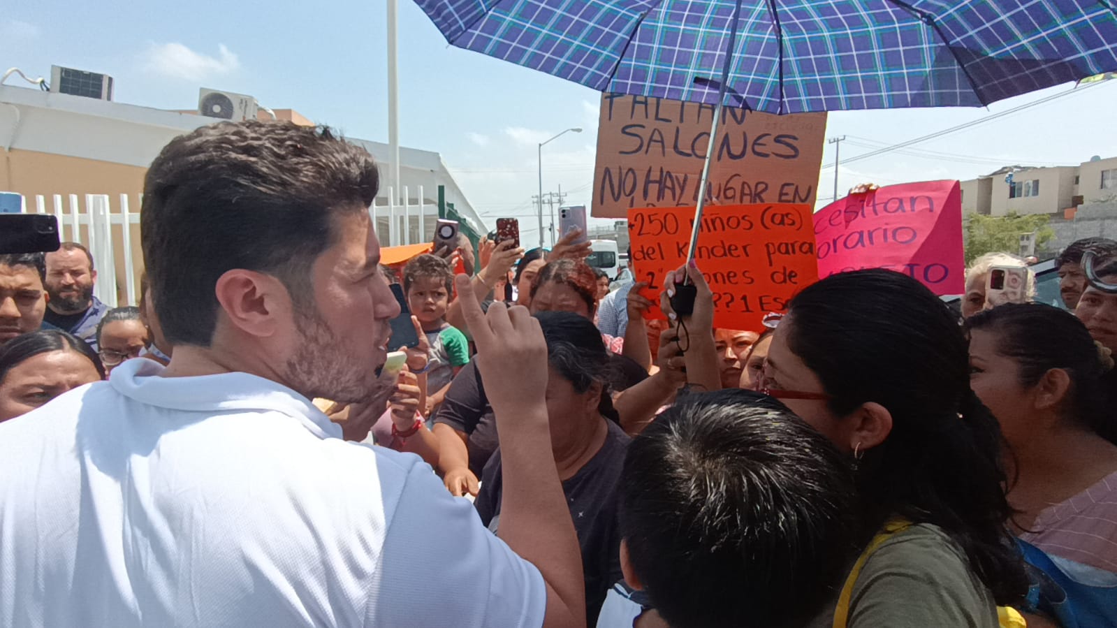 Protestan madres de familia en evento de Samuel García