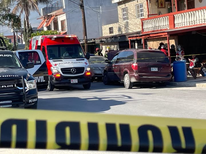 Muere adulto mayor: le cae vehículo encima al repararlo