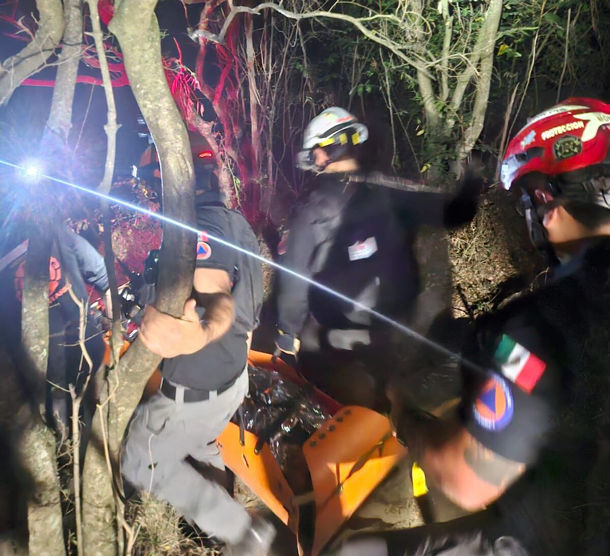 Rescatan a mujer lesionada tras ataque de abejas en el Cerro del Chupón