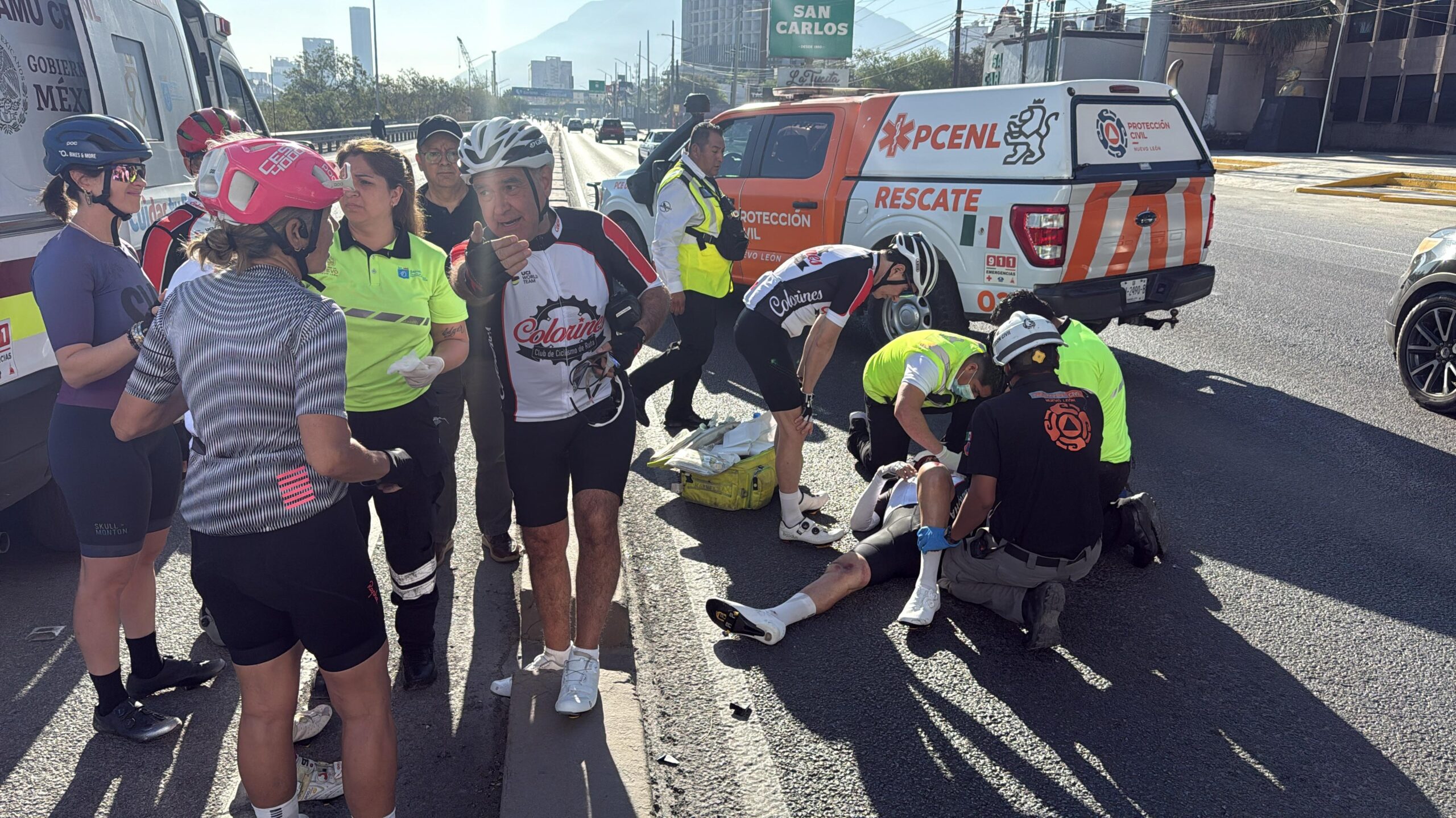 Atropellan a dos ciclistas de la tercera edad en Monterrey