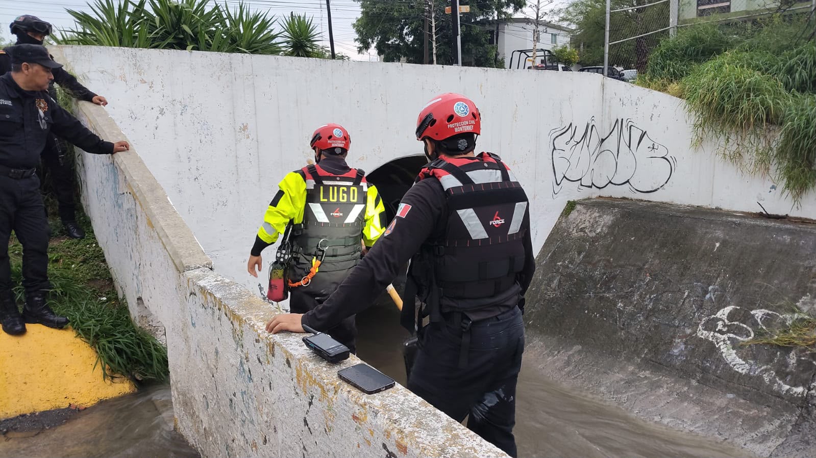 Buscan a menor de 14 años arrastrado por la corriente en Monterrey