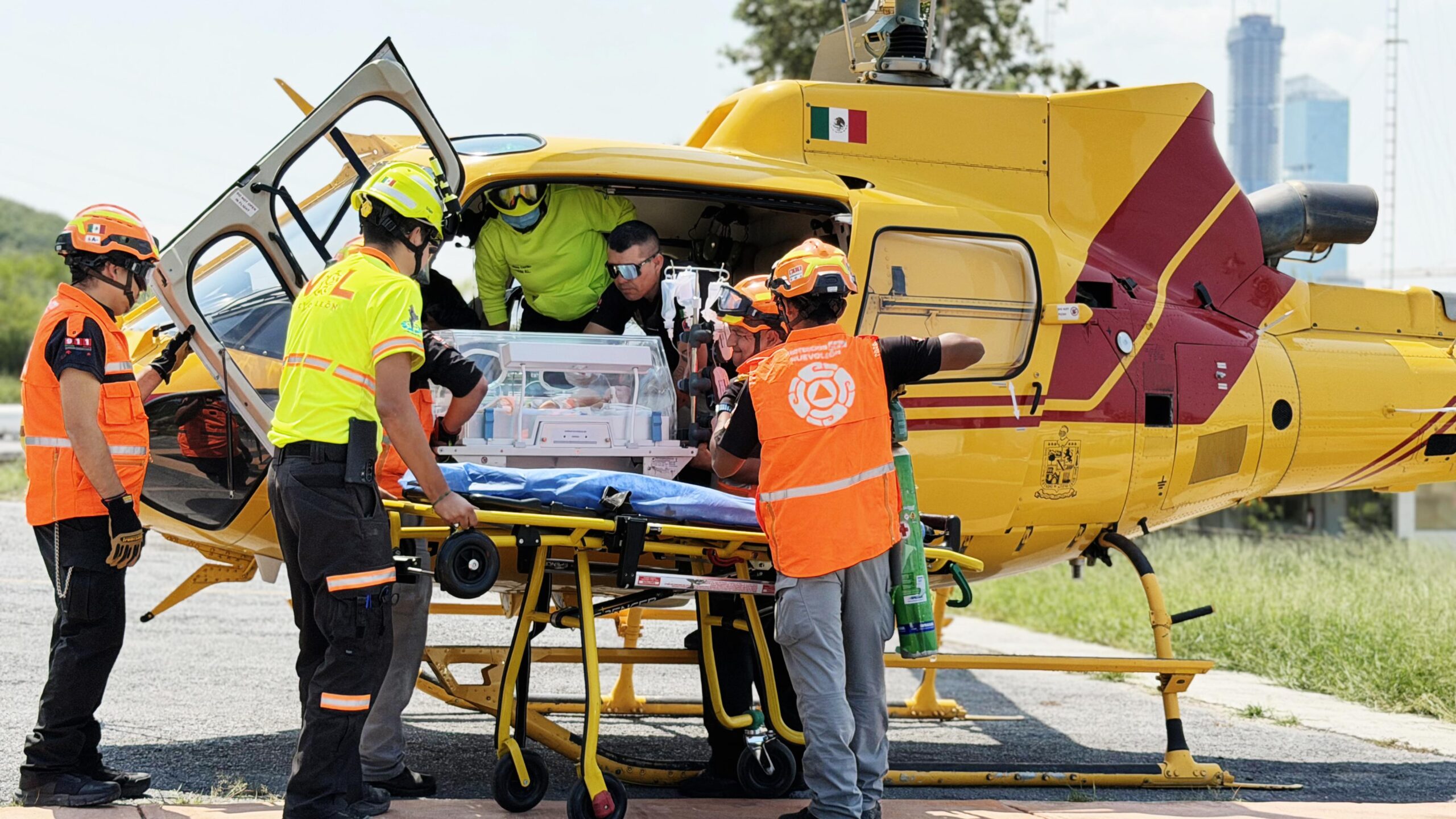 Trasladan en helicóptero a recién nacido con dificultades respiratorias de Doctor Arroyo a Monterrey