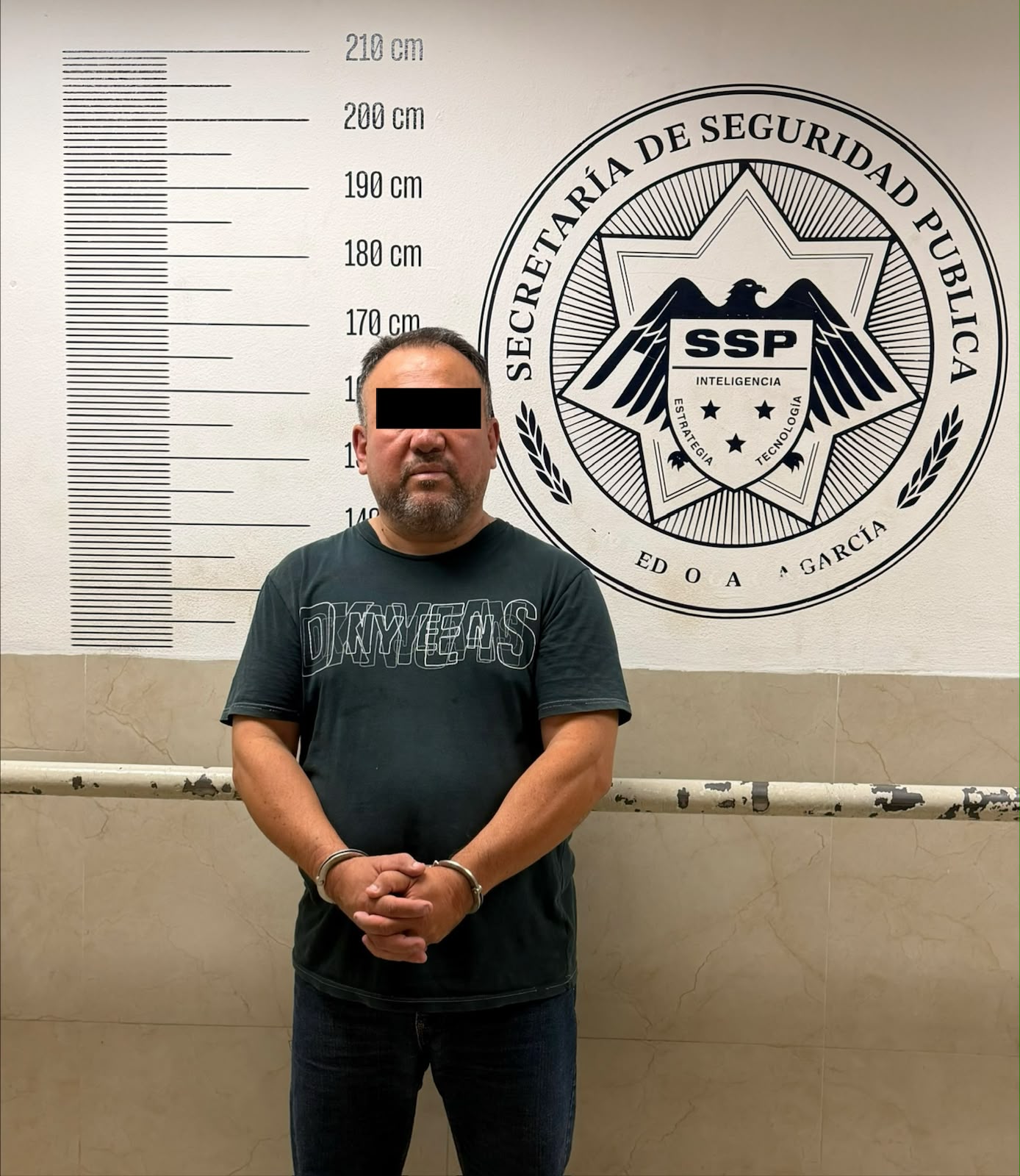 Detienen a taxista de aplicación con 47 tarjetas de clientes y dinero en efectivo