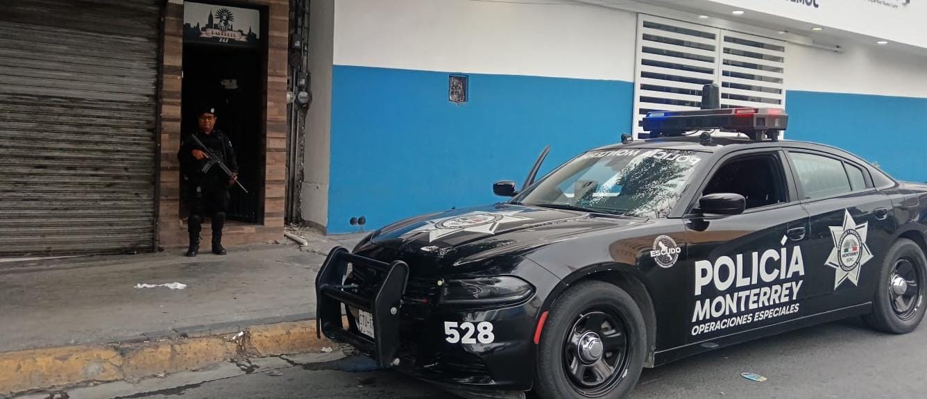 Catean presunto punto de venta de droga en el Centro de Monterrey tras captura de dos hombres