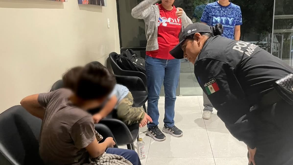 Abandonan a dos niños en un estacionamiento en Monterrey